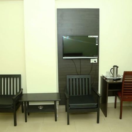Sri Srinivasa Residency Hotel Kadapa Bagian luar foto